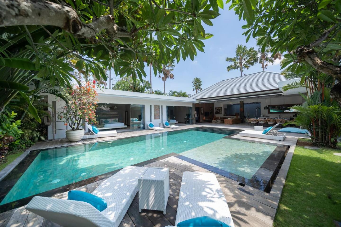 4 Bedroom With Pool, Location *