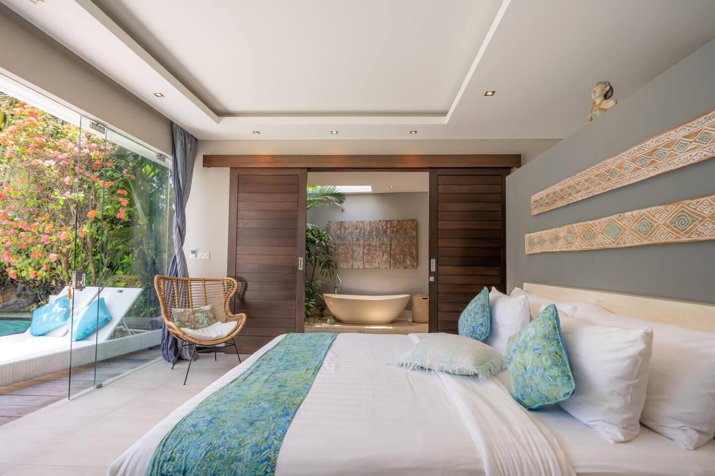 4 Bedroom With Pool, Location *