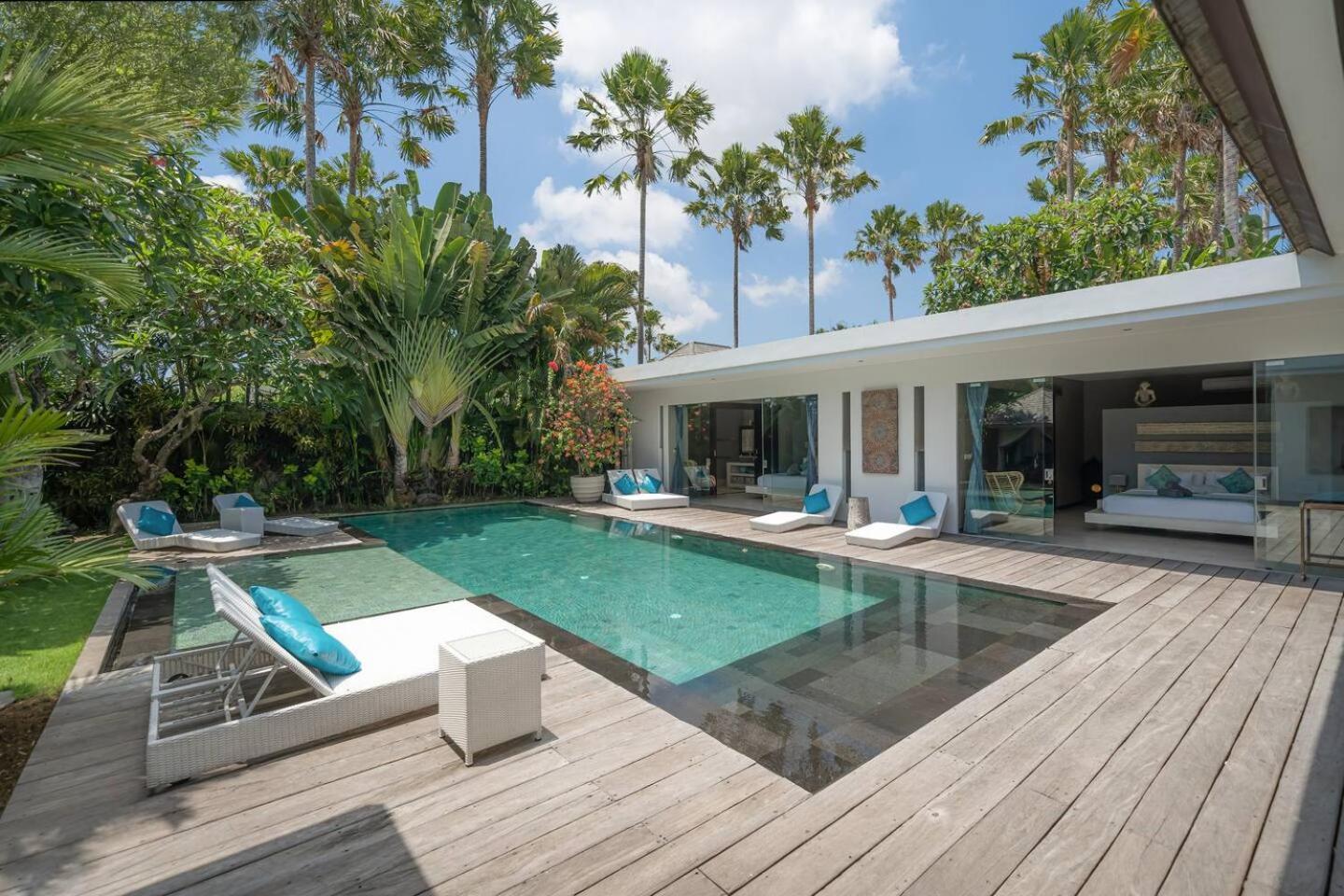4 Bedroom With Pool, Location *